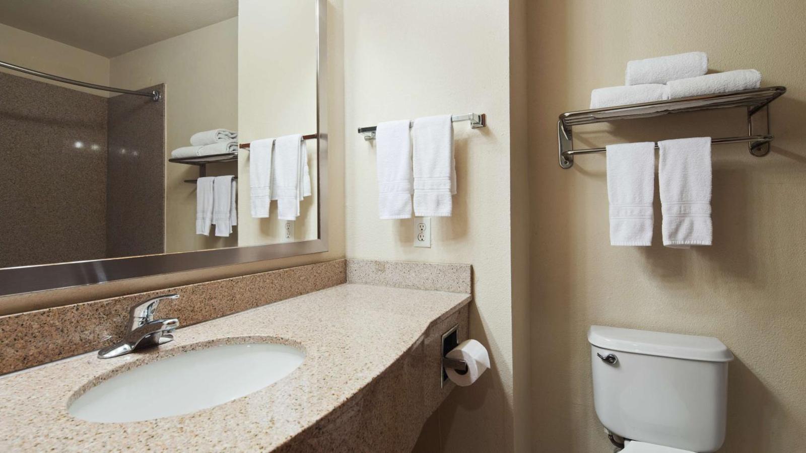 Best Western Inn & Suites Cleveland Main image 2